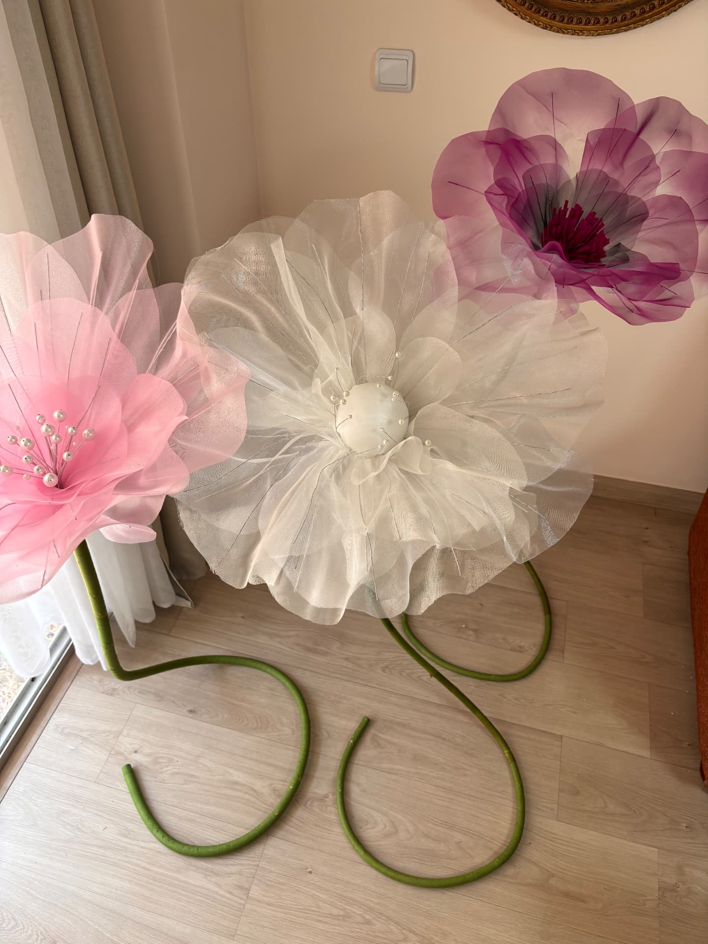 Trío de flores gigantes de organza con perlas